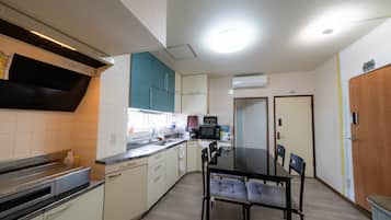 Full-sized fridge, microwave, oven, stovetop