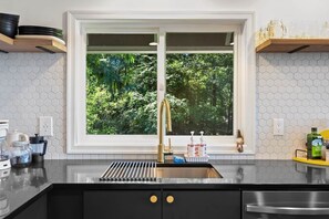 Réfrigérateur, four à micro-ondes, un four, surface de cuisson
