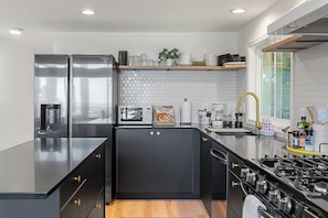 Refrigerador, microondas, horno, placa de cocina