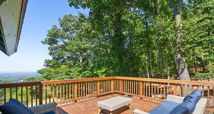 Wolf Den - Airy Cabin w/ Hot Tub & Valley Views!