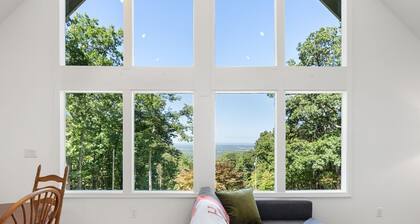 Wolf Den - Airy Cabin w/ Hot Tub & Valley Views!