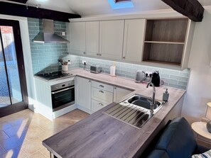 Jääkaappi, mikroaaltouuni, uuni, liesi