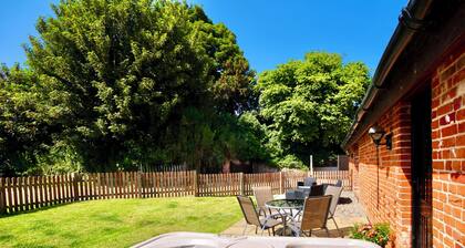 Dog and family friendly barn conversion with fully enclosed garden and hot tub