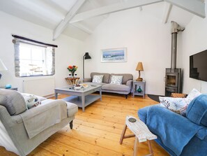 TV, foosball, table tennis, books - Stunning barn in an idyllic hamlet, sleeps 6 + dogs (Lanteglos)