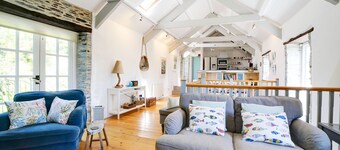 Stunning barn in an idyllic hamlet, sleeps 6 + dogs