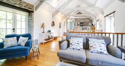 Stunning barn in an idyllic hamlet, sleeps 6 + dogs