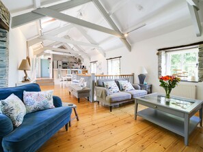 TV, foosball, table tennis, books - Stunning barn in an idyllic hamlet, sleeps 6 + dogs (Lanteglos)