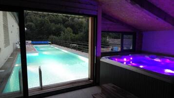 Ett spaområde med en bubbelpool och en utomhuspool.