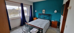 Cuna de viaje, wifi gratis y ropa de cama 