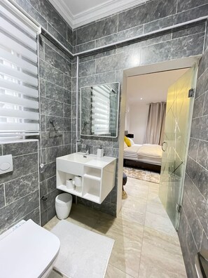 Dusche, Haartrockner, Handtücher, Seife