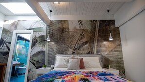 Quarto com cama, mesa de cabeceira, painel decorativo na parede e claraboia.
