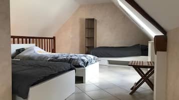 8 Schlafzimmer, Reisekinderbett, kostenloses WLAN, BettwÀsche