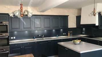 Refrigerador, microondas, horno y parrilla de estufa
