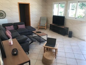 تلفزيون ذكي، مدفأة، ألعاب فيديو، كرة قدم الطاولة