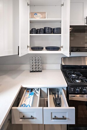 Frigorifero, microonde, forno, piano cottura