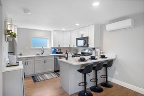 Frigorifero, microonde, forno, piano cottura