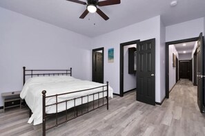 4 bedrooms, iron/ironing board, WiFi, bed sheets - Modern, Cozy 4 Bedroom home in Northeast Houston (Houston)
