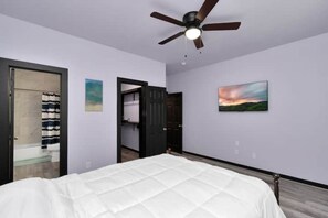 4 bedrooms, iron/ironing board, WiFi, bed sheets - Modern, Cozy 4 Bedroom home in Northeast Houston (Houston)