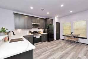 Refrigerador, microondas, horno, placa de cocina