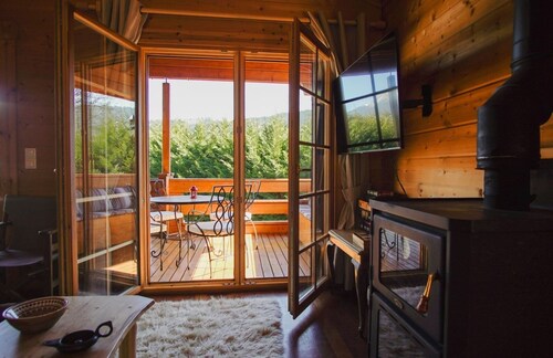 Family sized cozy chalet ,fully equipped and only 5’ away from the city center! 