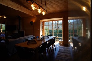 Dining - Family sized cozy chalet ,fully equipped and only 5’ away from the city center!  (Athens)