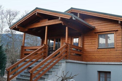 Family sized cozy chalet ,fully equipped and only 5’ away from the city center! 