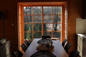 Dining - Family sized cozy chalet ,fully equipped and only 5’ away from the city center!  (Athens)