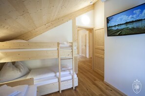5 bedrooms, free WiFi, bed sheets