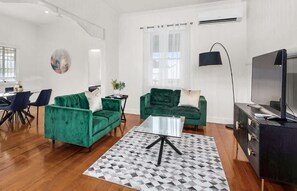 TV - Urban Getaway Queenslander close to Willowbank! (Newtown)