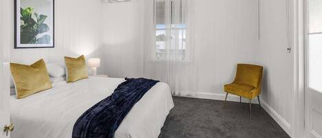 4 bedrooms, iron/ironing board, WiFi, bed sheets