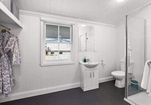 Dusj, hårføner og sjampo