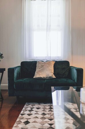 TV - Urban Getaway Queenslander close to Willowbank! (Newtown)