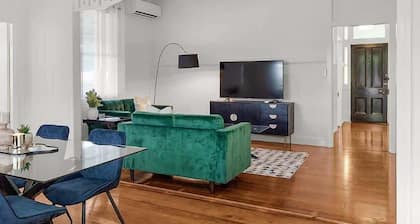 Urban Getaway Queenslander close to Willowbank!