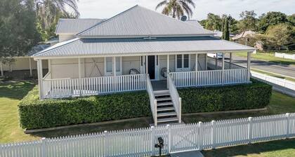 Urban Getaway Queenslander close to Willowbank!