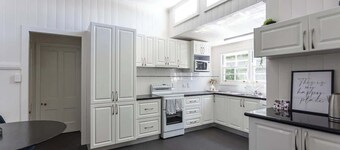 Urban Getaway Ipswich Stunning Queenslander 5 min to Ipswich Central with decks