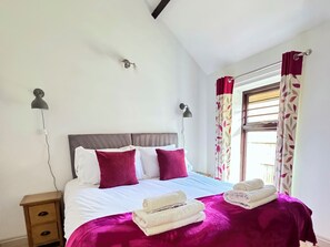 2 bedrooms, iron/ironing board, travel cot, free WiFi - Dog and family friendly barn conversion with fully enclosed garden and hot tub (North Walsham)