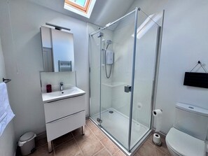 Douche, sĂšche-cheveux, serviettes fournies, savon