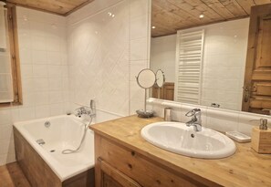 Doccia, asciugacapelli, asciugamani, sapone