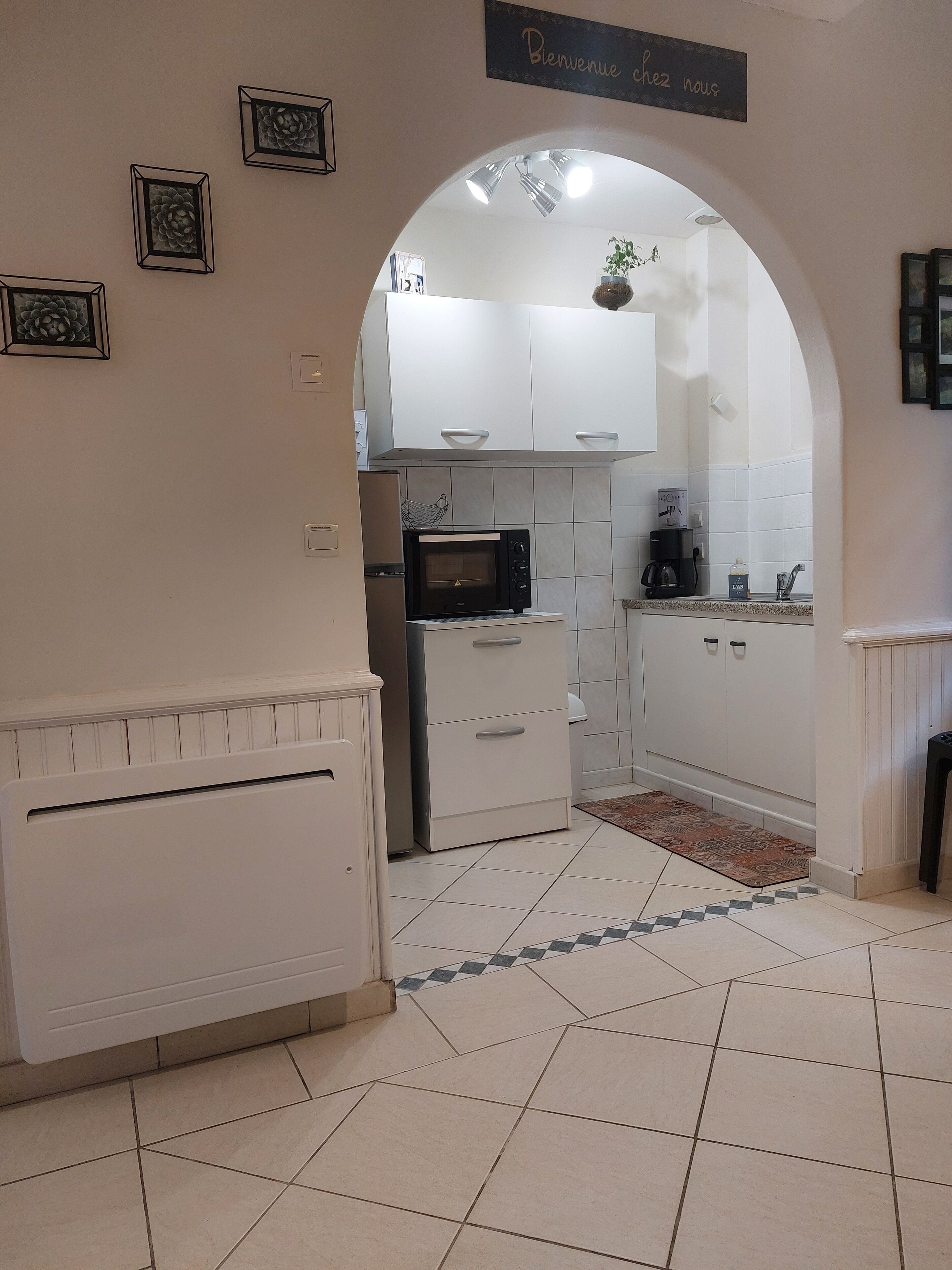 Réfrigérateur, micro-ondes, four, plaque de cuisson