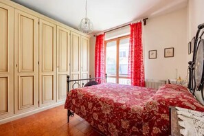 2 bedrooms, desk, iron/ironing board, free WiFi