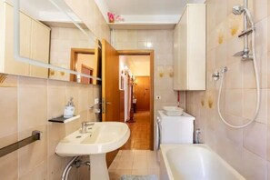 Haartrockner, Bidet, Handtücher, Seife