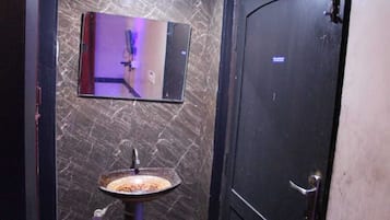 Habitació doble superior | Bany | Dutxa, capçal de dutxa tipus cascada i tovalloles