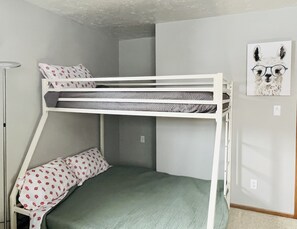 3 slaapkamers, een strijkplank/strijkijzer, gratis wifi, beddengoed