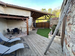 Outdoor dining - Le jardin secret Gîte&SPA 4*, relaxation in the heart of the Gers (Lombez)