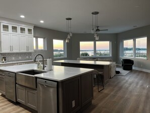 冰箱、微波炉、烤箱、炉灶