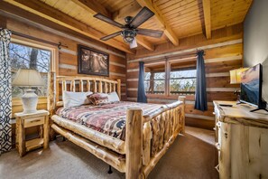3 bedrooms, desk, travel cot, Internet