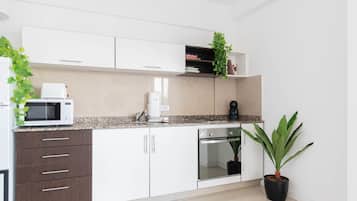 電子レンジ、コーヒー / ティーメーカー、トースター、調理器具と食器