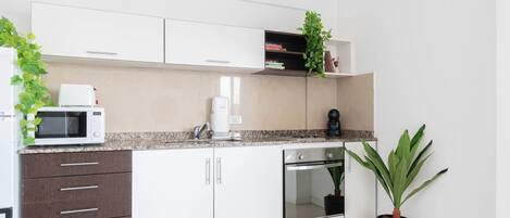 Mikrowelle, Wasserkocher mit Kaffee-/Teezubehör, Toaster