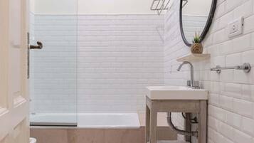 Ducha, secador de pelo, toallas