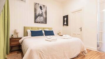 1 habitación, escritorio, tabla de planchar con plancha y wifi